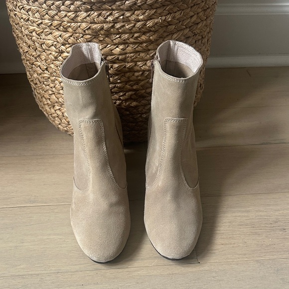 ANTHROPOLOGY Suede Seychelles Peridot  Zip Ankle Boots in Taupe. EUC. - Picture 2 of 6
